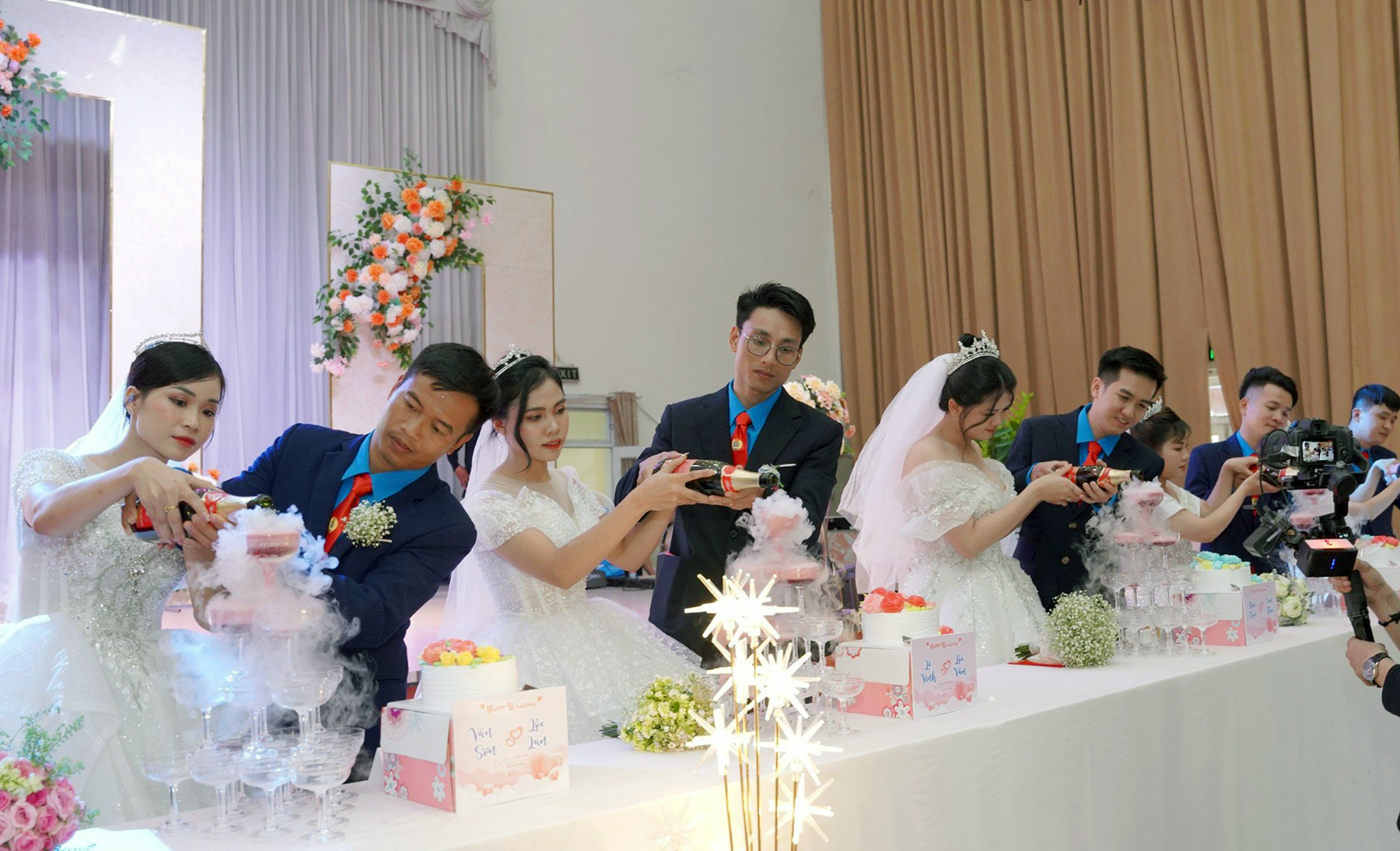 Các cặp đôi lần đầu được trải qua những nghi thức đám cưới truyền thống, điều mà họ không thể dù đã đăng ký kết hôn nhiều năm, ngày 30/6/2024. Ảnh Đ.T