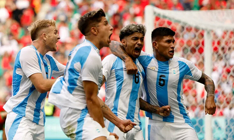 Cầu thủ Argentina mừng bàn ấn định tỷ số 2-2 trước Morocco ở lượt đầu bảng B bóng đá nam Olympic Paris trên sân Geoffroy-Guichard, thành phố Saint Etienne, Pháp ngày 24/7/2024. Ảnh: Reuters