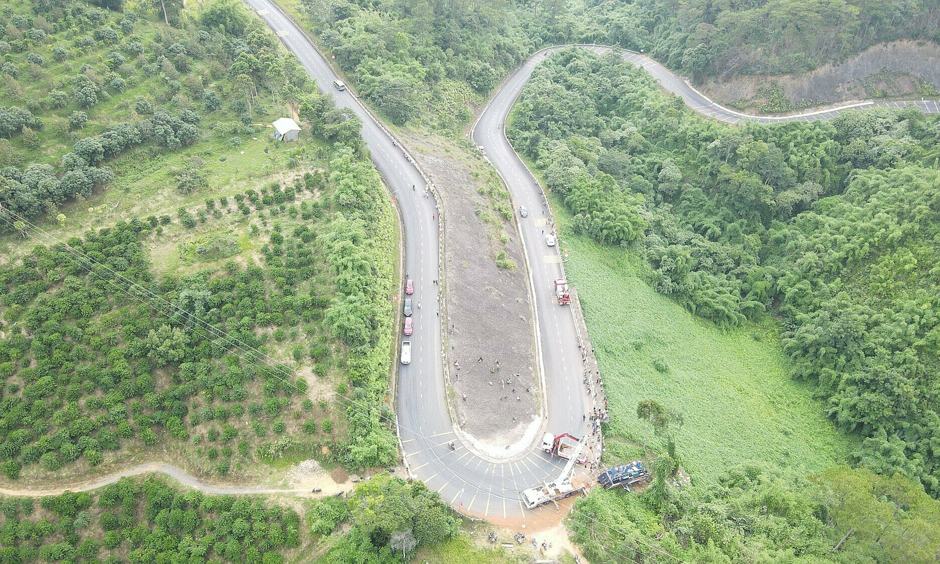 Ôtô lật nghiêng khi lao xuống vực được xe cẩu kéo lên mặt đường. Ảnh: Trần Hoá