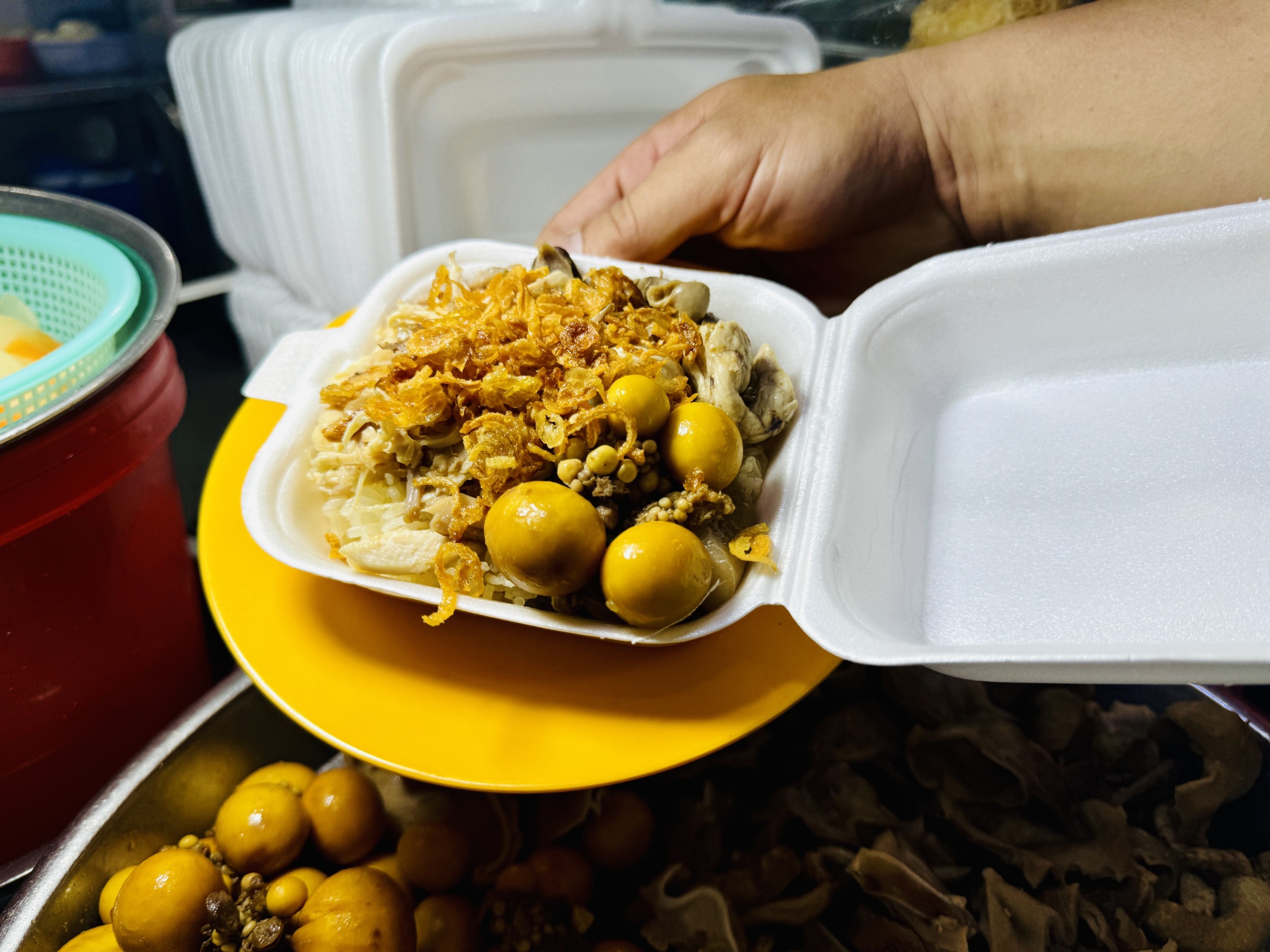 Quán xôi duy nhất được Michelin vinh danh: Từ gánh hàng rong của mẹ giờ thành mặt tiền đắt đỏ ở TP.HCM- Ảnh 4. Quán xôi duy nhất được Michelin vinh danh: Từ gánh hàng rong của mẹ giờ thành mặt tiền đắt đỏ ở TP.HCM- Ảnh 4.