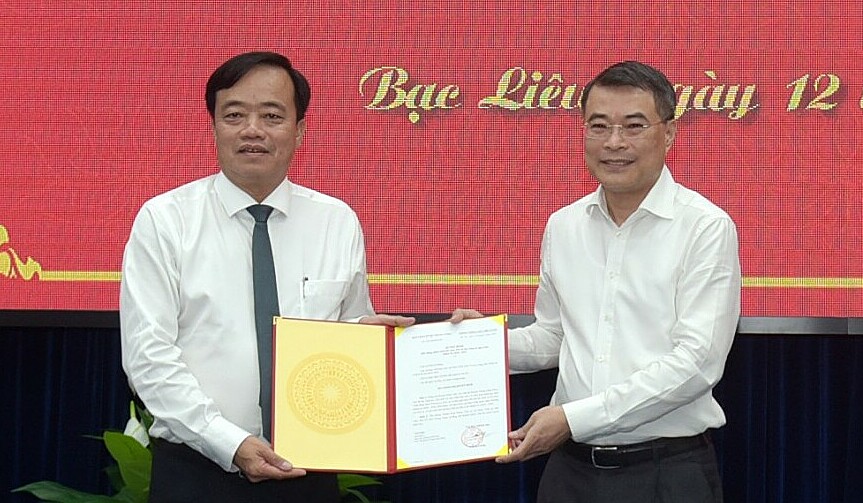 Trưởng ban Tổ chức Trung ương Lê Minh Hưng (phải) trao quyết định của Bộ Chính trị cho ông Huỳnh Quốc Việt. Ảnh: Hữu Thọ