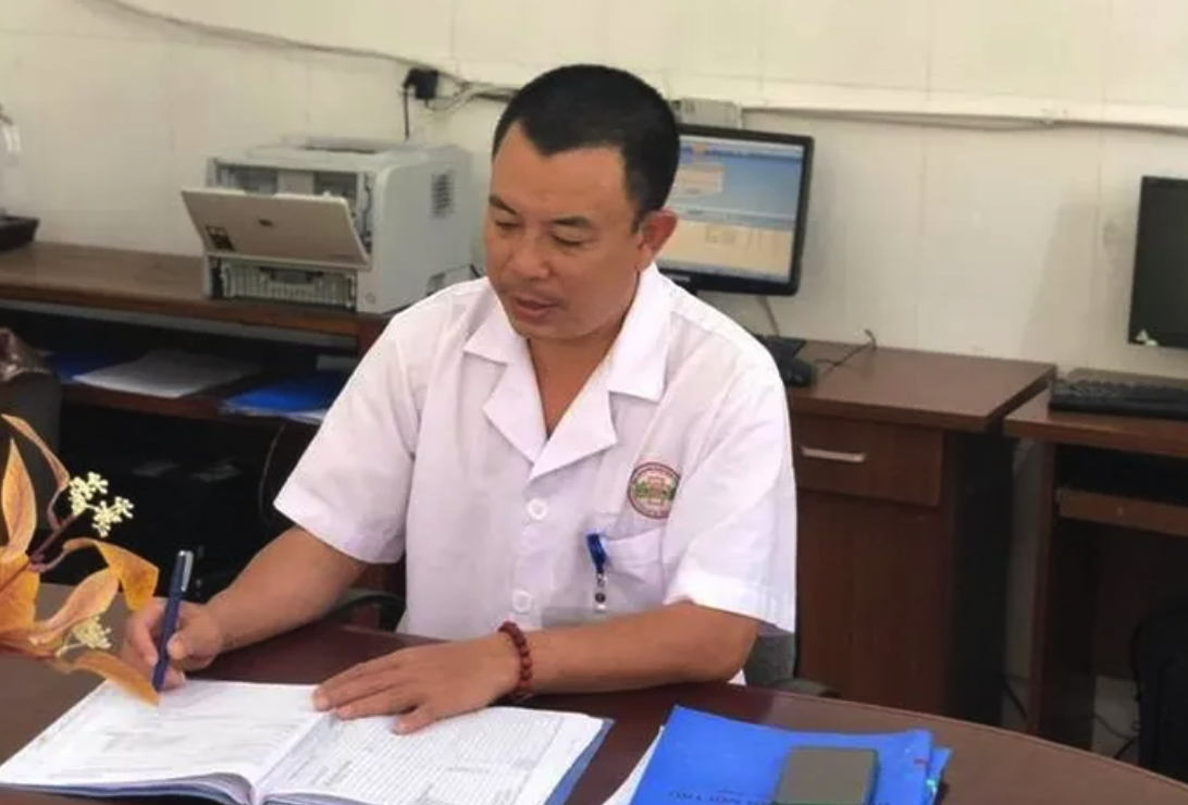 Bác sĩ đuổi theo xe máy, cứu bé 2 tuổi ngừng thở vì đuối nước- Ảnh 1. Bác sĩ Phan Nhân Hậu - người cứu bé trai đuối nước nhận được thư khen của bộ trưởng Bộ Y tế - Ảnh: V.ĐỒNG