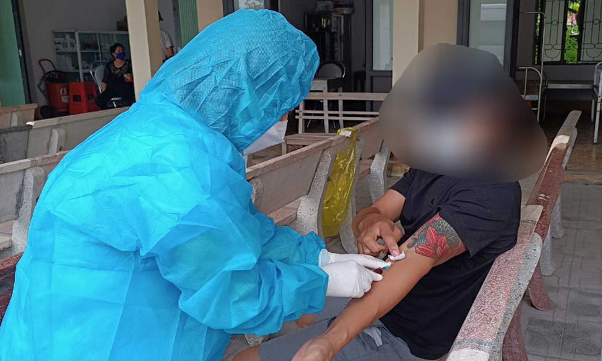 Nhân viên Trung tâm Y tế huyện Hiệp Hòa điều trị cho các trường hợp có nguy cơ lây nhiễm bệnh bạch hầu cao - Ảnh: HIỆP HÒA Nhân viên Trung tâm Y tế huyện Hiệp Hòa điều trị cho các bệnh nhân có nguy cơ lây nhiễm bệnh bạch hầu cao - Ảnh: HIỆP HÒA