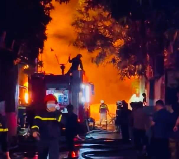 Cháy công ty bao bì ở Vĩnh Phúc, 'biển lửa' cùng cột khói cuồn cuộn bốc cao hàng trăm mét- Ảnh 4. Cảnh sát nỗ lực dập lửa - Ảnh: Người dân cung cấp