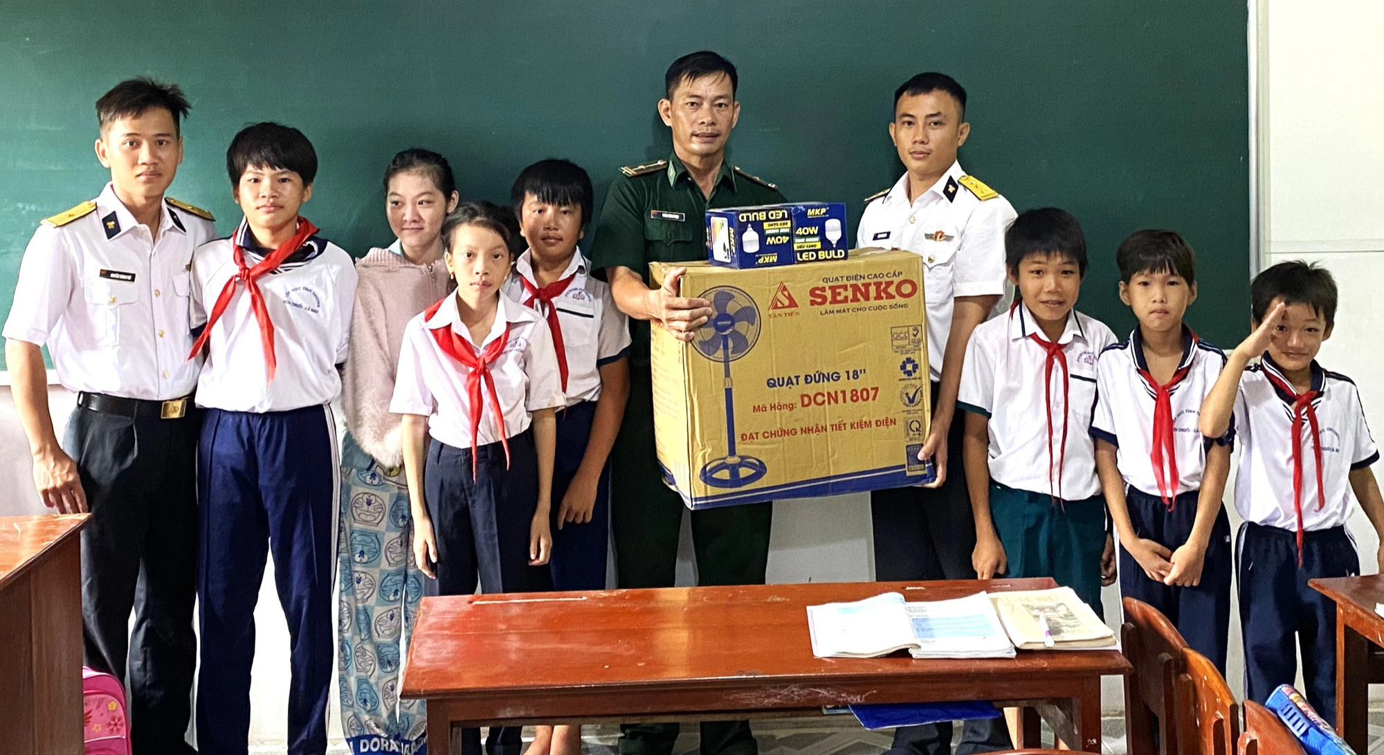 Trạm ra đa 615 tặng quà lớp học tình thương đảo Hòn Chuối- Ảnh 1. Trạm ra đa 615 tặng quà cho lớp học tình thương ở đảo Hòn Chuối - Ảnh: VĂN ĐỊNH