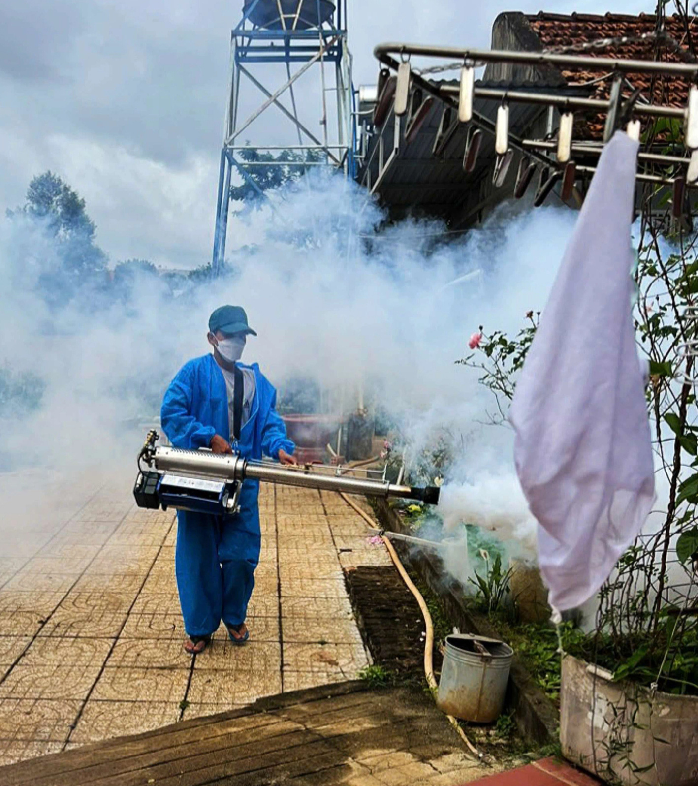 Lực lượng chức năng xịt thuốc muỗi trong khu dân cư - Ảnh: ĐỨC LẬP Lực lượng chức năng xịt thuốc muỗi trong khu dân cư tại TP Gia Nghĩa (Đắk Nông) để phòng chống dịch sốt xuất huyết - Ảnh: ĐỨC LẬP