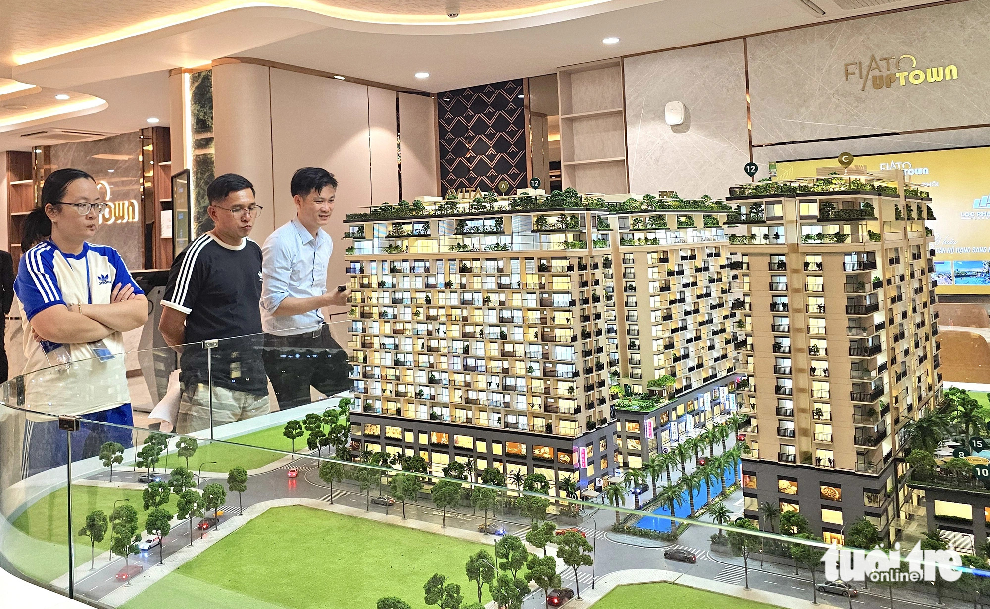 Giao dịch bất động sản nhỉnh hơn nhưng lại khan hiếm nguồn cung- Ảnh 1. Người dân tìm hiểu một dự án căn hộ tại TP.HCM - Ảnh: NGỌC HIỂN