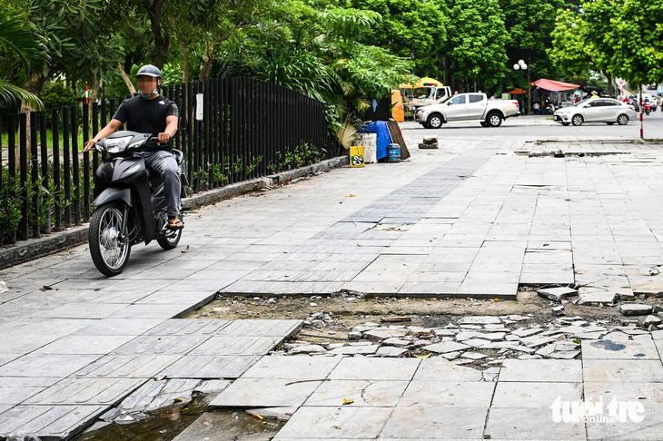 Sững sờ với cảnh cả đoàn xe máy lao trên vỉa hè- Ảnh 6. Xe máy đi lên khiến tình trạng vỉa hè bong tróc thêm nghiêm trọng - Ảnh: HỒNG QUANG