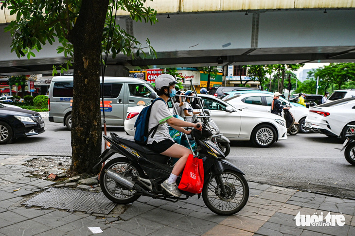 Sững sờ với cảnh cả đoàn xe máy lao trên vỉa hè- Ảnh 3. Sững sờ với cảnh cả đoàn xe máy lao trên vỉa hè- Ảnh 3.