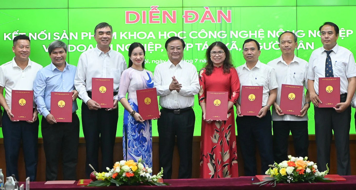 Bộ trưởng Lê Minh Hoan: Nhà khoa học hãy gặp nông dân, có vô số ý tưởng- Ảnh 1. Các doanh nghiệp và các Viện ký kết hợp tác trong việc chuyển giao công nghệ giữa các đơn vị dưới sự chứng kiến của Bộ trưởng Lê Minh Hoan - Ảnh: TÙNG ĐINH