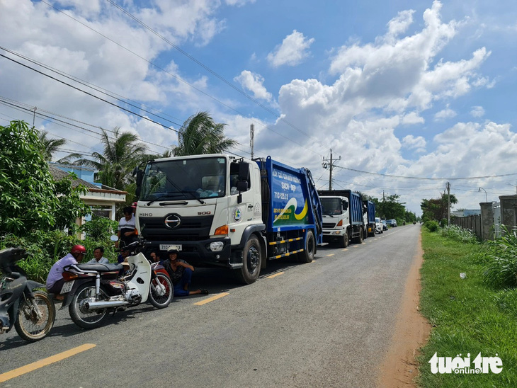 Người dân Bến Tre lại chặn xe rác vì 'thối quá chịu không nổi'- Ảnh 1. Những chiếc xe chở rác bị người dân chặn lại, không cho chở rác vào bãi rác vì họ cho rằng bãi rác đang bị ô nhiễm, gây mùi hôi thối - Ảnh: MẬU TRƯỜNG