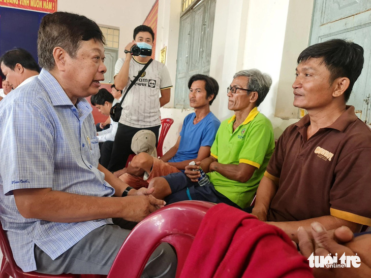 Người dân Bến Tre lại chặn xe rác vì 'thối quá chịu không nổi'- Ảnh 2. Lãnh đạo huyện Ba Tri, tỉnh Bến Tre (bên trái) đối thoại với người dân trong buổi sáng 11-7 - Ảnh: MẬU TRƯỜNG