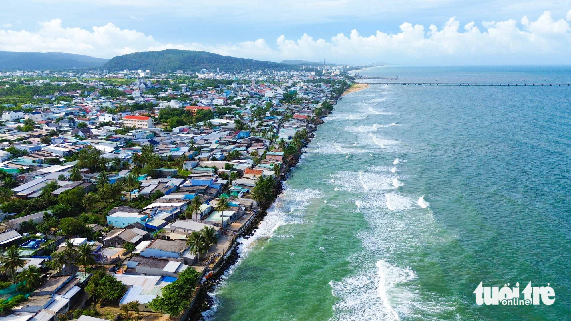 Biển xâm thực, người dân Phú Quốc sống trong lo sợ- Ảnh 3. Dọc dài mé biển khu phố 6 đến khu phố 9 (phường Dương Đông, TP Phú Quốc) đã mất hết bãi cát, người dân tạm gia cố tạm đá để kè chắn sóng - Ảnh: CHÍ CÔNG