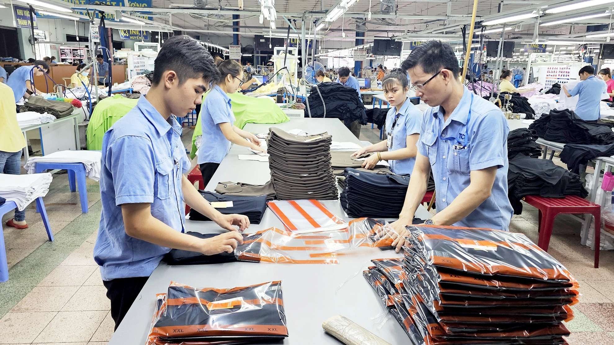 Doanh nghiệp tăng đơn hàng xuất khẩu dịp cuối năm- Ảnh 1. Nhiều doanh nghiệp dệt may có đơn hàng cải thiện trong giai đoạn cuối năm - Ảnh: NGỌC HIỂN