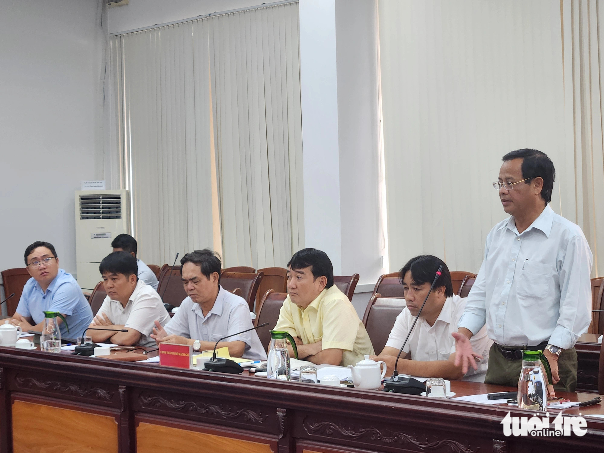 Kiên Giang giải bài toán ‘chống ngập’ cho TP Rạch Giá ra sao?- Ảnh 1. Ông Nguyễn Văn Hôn - chủ tịch UBND TP Rạch Giá - cho biết 60% cống bị nghẹt nên nước mưa bị ứ đọng - Ảnh: BỬU ĐẤU