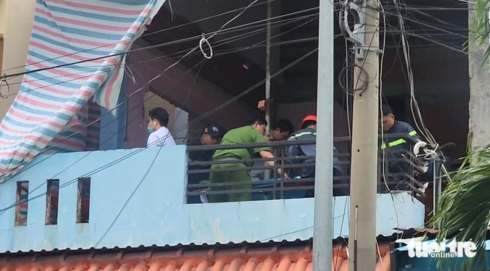 Dây võng bị đứt, người đàn ông bị cây sắt đâm vào đầu- Ảnh 1. Lực lượng chức năng tại hiện trường - Ảnh: NGỌC KHẢI