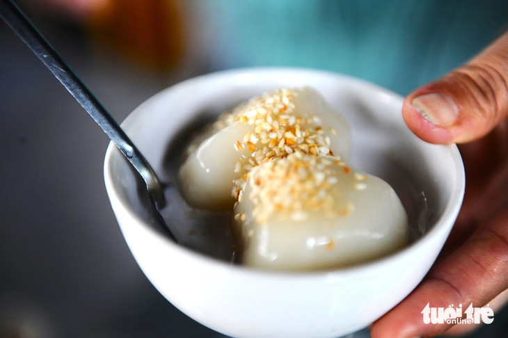 Một chén chè trôi nước rất hấp dẫn với nước cốt dừa béo ngậy và mè rang thơm lừng chỉ 5.000 đồng - Ảnh: LÂM THIÊN Quán chè 30 năm không biển hiệu giữa Tuy Hòa, 5.000 đồng một ly ngon nức tiếng- Ảnh 6.