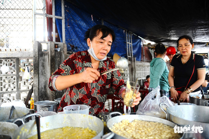 Bà Phượng - chủ quán chè 30 năm ngon nức tiếng ở TP Tuy Hòa nhưng giá rất bình dân - Ảnh: LÂM THIÊN Quán chè 30 năm không biển hiệu giữa Tuy Hòa, 5.000 đồng một ly ngon nức tiếng- Ảnh 8.