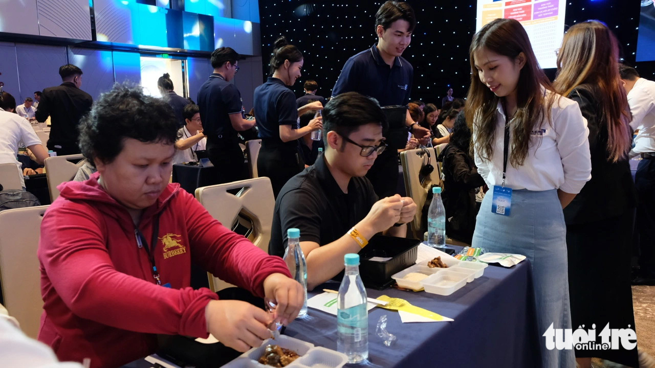 Masan thu chục ngàn tỉ từ bán thực phẩm và trà sữa- Ảnh 1. Cổ đông Masan ăn cơm tự chín tại đại hội đồng thường niên 2024 - Ảnh: BÔNG MAI