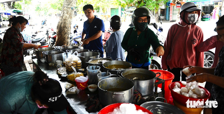 Khi quán bắt đầu mở bán, người mua ra vô tấp nập - Ảnh: LÂM THIÊN Quán chè 30 năm không biển hiệu giữa Tuy Hòa, 5.000 đồng một ly ngon nức tiếng- Ảnh 4.