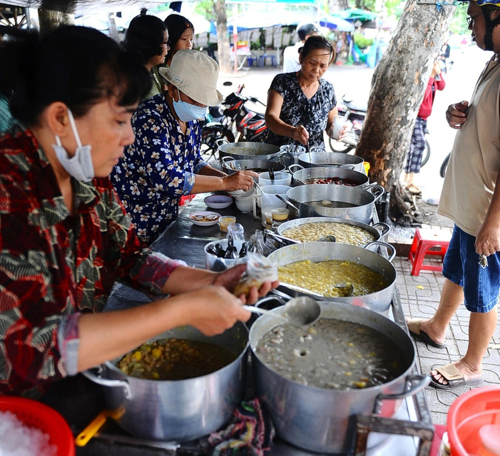 Có tổng cộng 3 người bán, 3 người bưng bê mới kịp phục vụ khách mua chè - Ảnh: LÂM THIÊN Có 3 người bán, 3 người bưng bê mới kịp phục vụ khách mua chè - Ảnh: LÂM THIÊN
