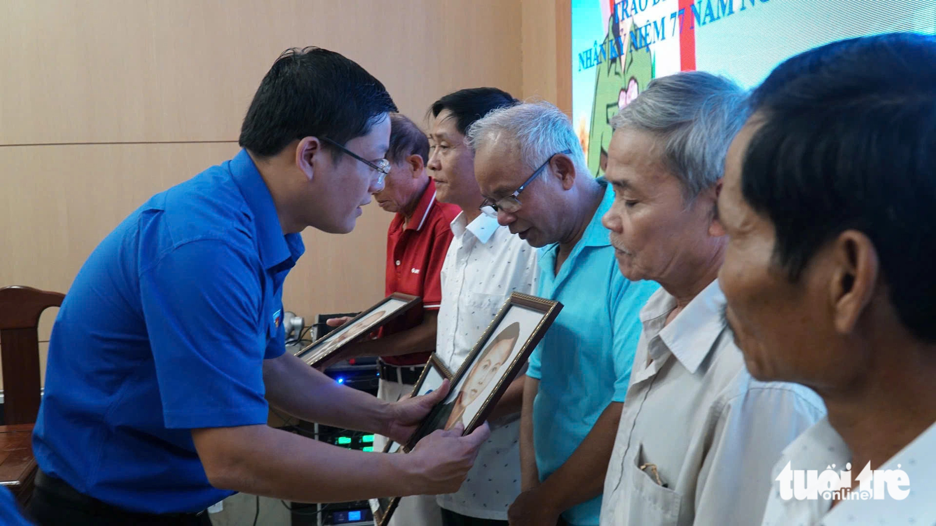 Chàng bí thư xã đoàn tìm lại dáng hình các Anh hùng liệt sĩ- Ảnh 4. Anh Nguyễn Thanh Hoài, bí thư Tỉnh Đoàn Thừa Thiên Huế, trao tặng lại những bức di ảnh được anh Hồ Xuân Hoàng phục hồi cho thân nhân các anh hùng liệt sĩ dịp 27-7 này - Ảnh: THÙY TRANG