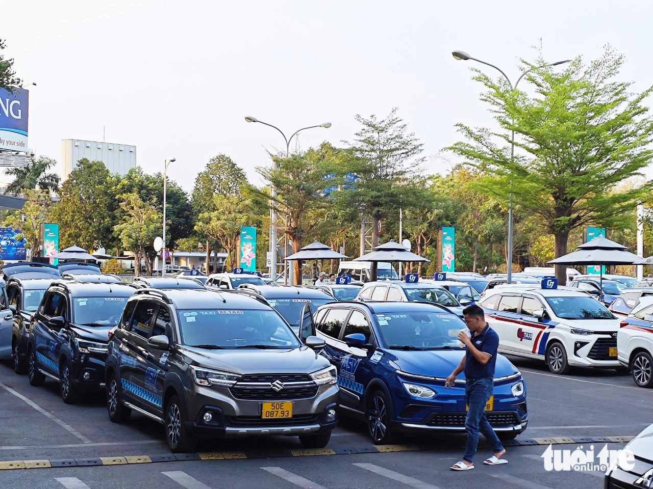 Taxi Ánh Dương giảm lời do 'hỗ trợ anh em tài xế và đối tác'- Ảnh 2. Cạnh tranh taxi ngày càng khốc liệt. Nhiều doanh nghiệp tính chuyển đổi phương án đầu tư xe, tăng đãi ngộ tài xế - Ảnh: CÔNG TRUNG