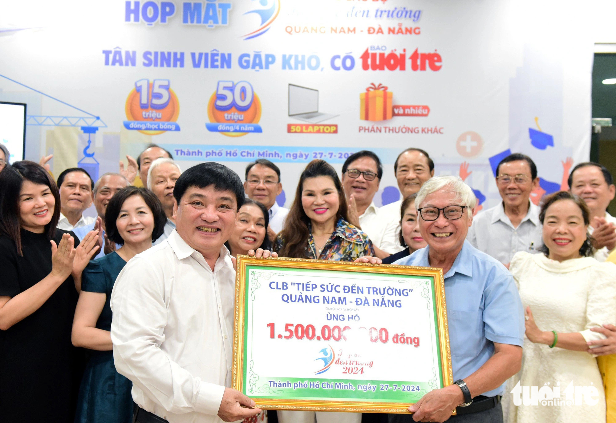 100 suất học bổng chờ tiếp sức tân sinh viên nghèo xứ Quảng- Ảnh 1. Ông Lê Thế Chữ (trái) tiếp nhận 1,5 tỉ đồng từ chủ nhiệm Câu lạc bộ Tiếp sức đến trường Quảng Nam - Đà Nẵng Phạm Phú Tâm - Ảnh: DUYÊN PHAN