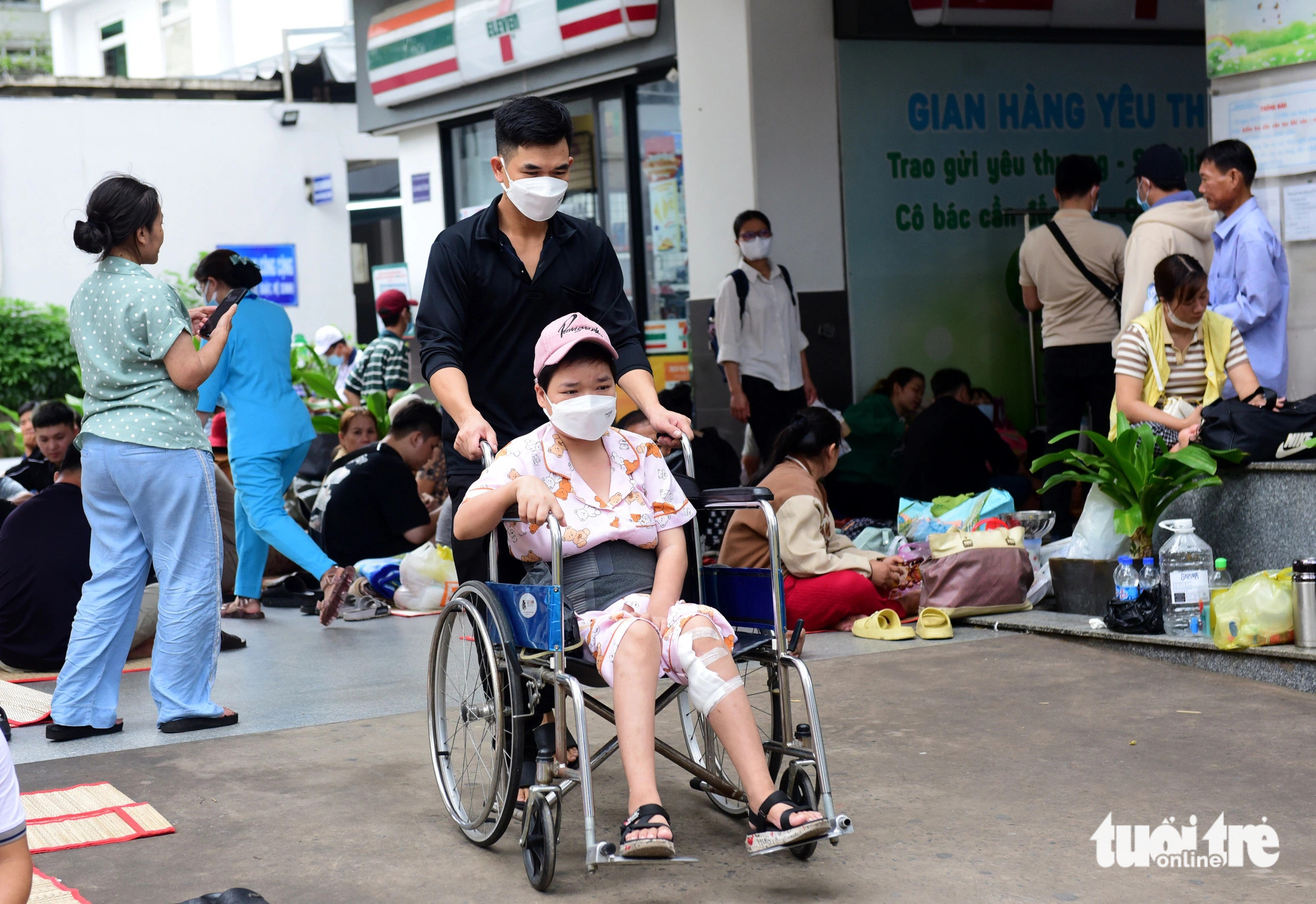 Vợ chồng trẻ cùng vượt qua nghịch cảnh- Ảnh 1. Vợ chồng trẻ cùng vượt qua nghịch cảnh- Ảnh 1.