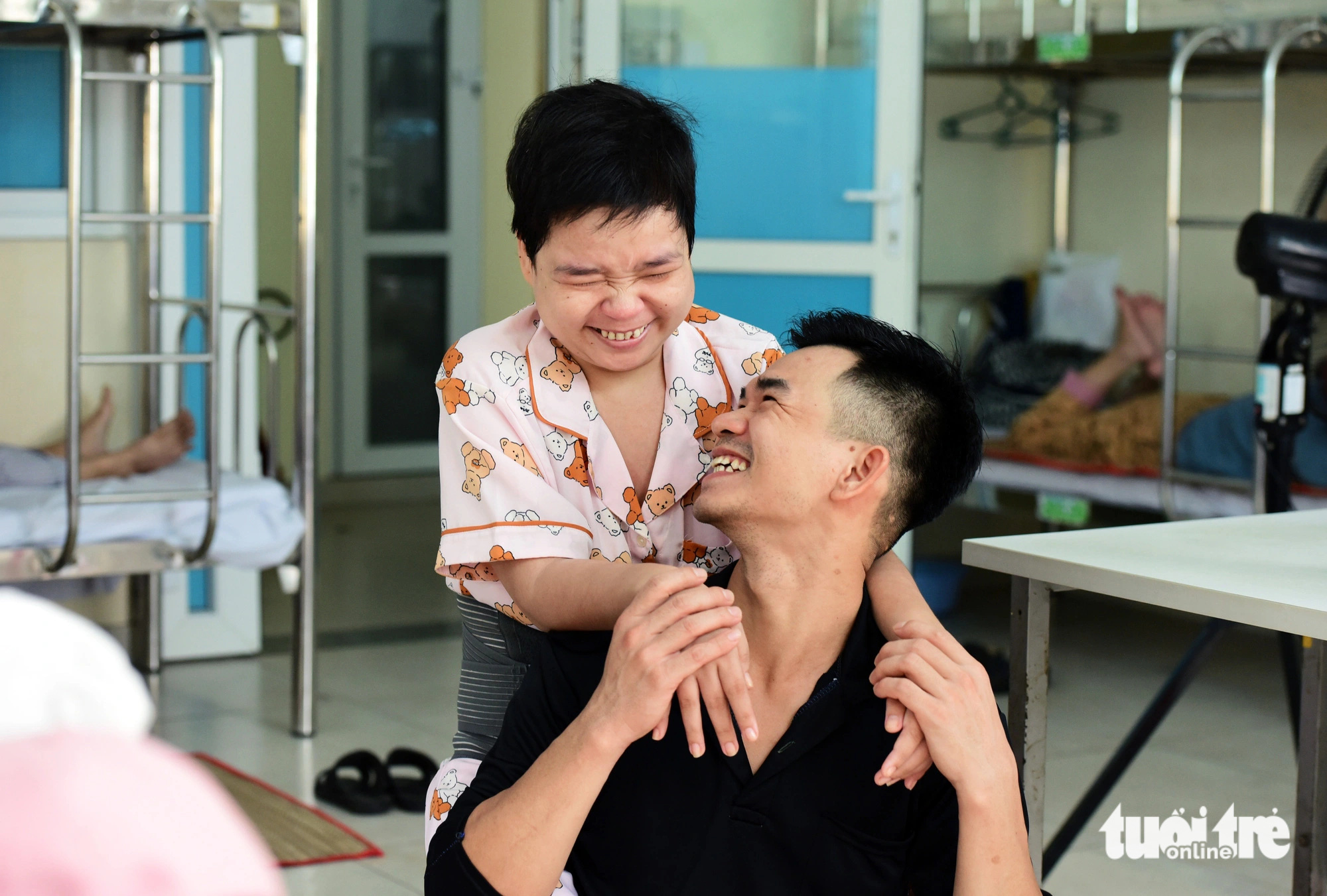 Vợ chồng trẻ cùng vượt qua nghịch cảnh- Ảnh 9. Dù khó khăn, đôi vợ chồng trẻ quyết tâm đồng hành cùng nhau vượt qua dông bão của cuộc đời