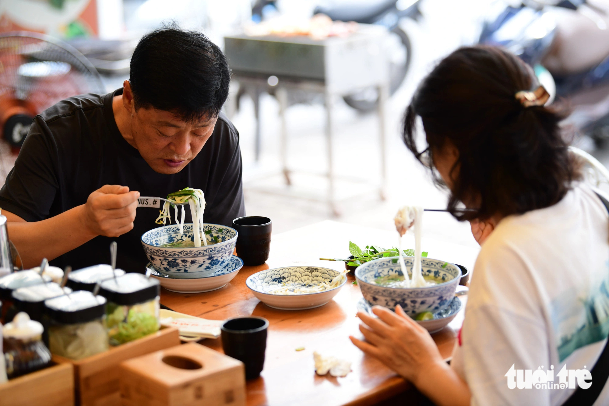 Công bố Vietnam Phở Festival 2024 tại Seoul, Hàn Quốc- Ảnh 1. Người Hàn Quốc sinh sống ở TP.HCM thưởng thức phở trong buổi sáng cuối tuần - Ảnh: QUANG ĐỊNH