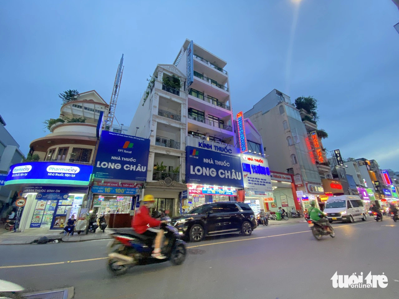 Chuỗi nhà thuốc Long Châu mở rộng quy mô, FPT Shop đóng 100 cửa hàng- Ảnh 1. Chuỗi nhà thuốc Long Châu liên tục mở rộng quy mô, trong khi cửa hàng FPT Shop phải cắt giảm đế tối ưu. Trong ảnh: nhiều nhà thuốc tập trung trên đường Hai Bà Trưng (TP.HCM) - Ảnh: BÔNG MAI