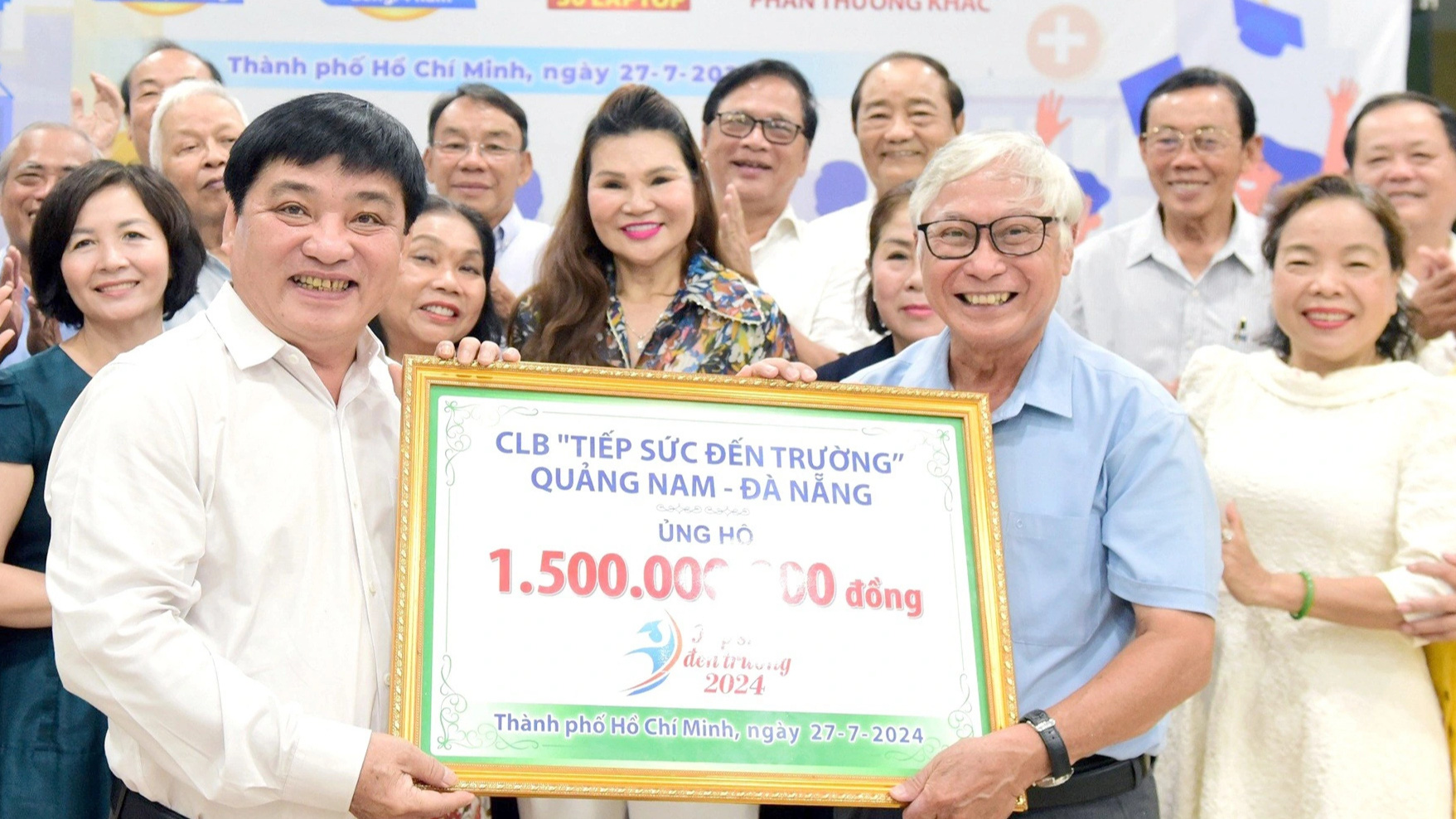 Tiếp sức đến trường 2024: Trạm tiếp sức mang tên lòng tốt- Ảnh 1. Tổng biên tập báo Tuổi Trẻ Lê Thế Chữ (trái) tiếp nhận 1,5 tỉ đồng học bổng từ Câu lạc bộ Tiếp sức đến trường Quảng Nam - Đà Nẵng - Ảnh: D.PHAN