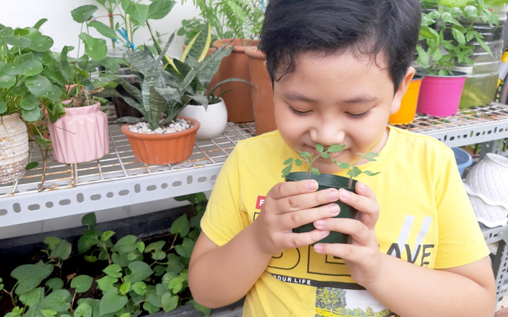 Trồng hoa, ươm một vườn cây: Lan tỏa hy vọng từ những hạt mầm- Ảnh 3. Cùng con ươm một hạt mầm