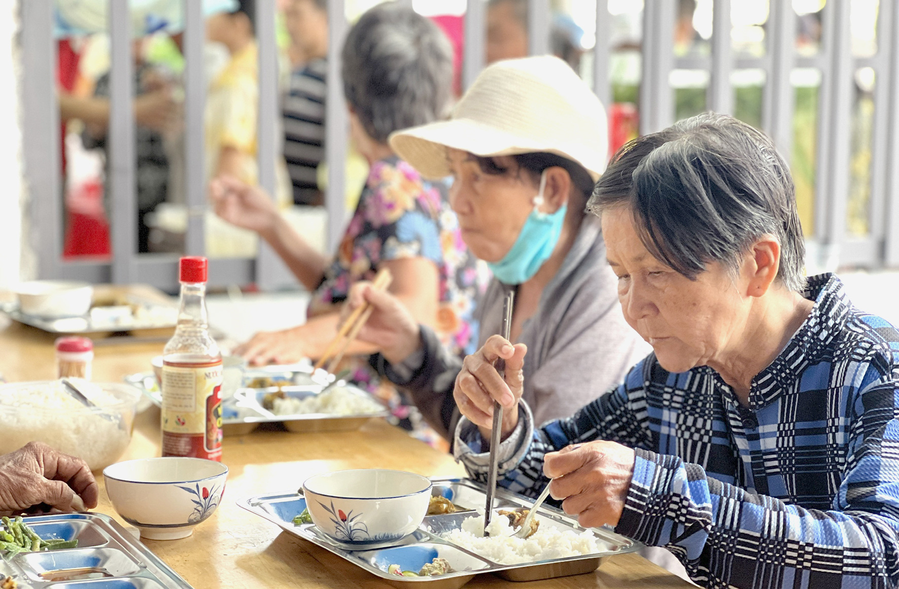 Bữa cơm ngon và giúp những người khó khăn tiết kiệm được vài chục ngàn đồng - Ảnh: XUÂN ĐOÀN Bếp cơm nghĩa tình phục vụ tận bàn, đổi món mỗi ngày- Ảnh 1.