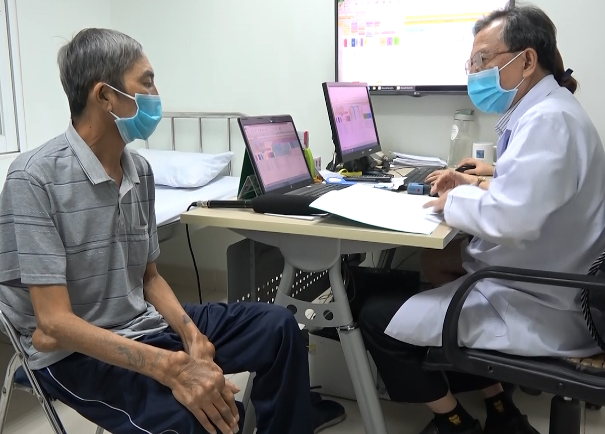 Bệnh nhân gout thường đi khám với nhiều cục tophi gây đau đớn. Ảnh: Anh Dương