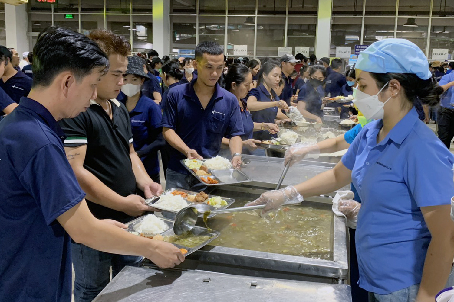 Hơn 40.000 hoan hỉ với bữa cơm công đoàn gấp đôi ngày thường- Ảnh 2. Hơn 40.000 công nhân lao động Công ty TNHH Changshin Việt Nam ăn bữa cơm đặc biệt với trị giá 45.000 đồng/ phần ăn - Ảnh: A.B.