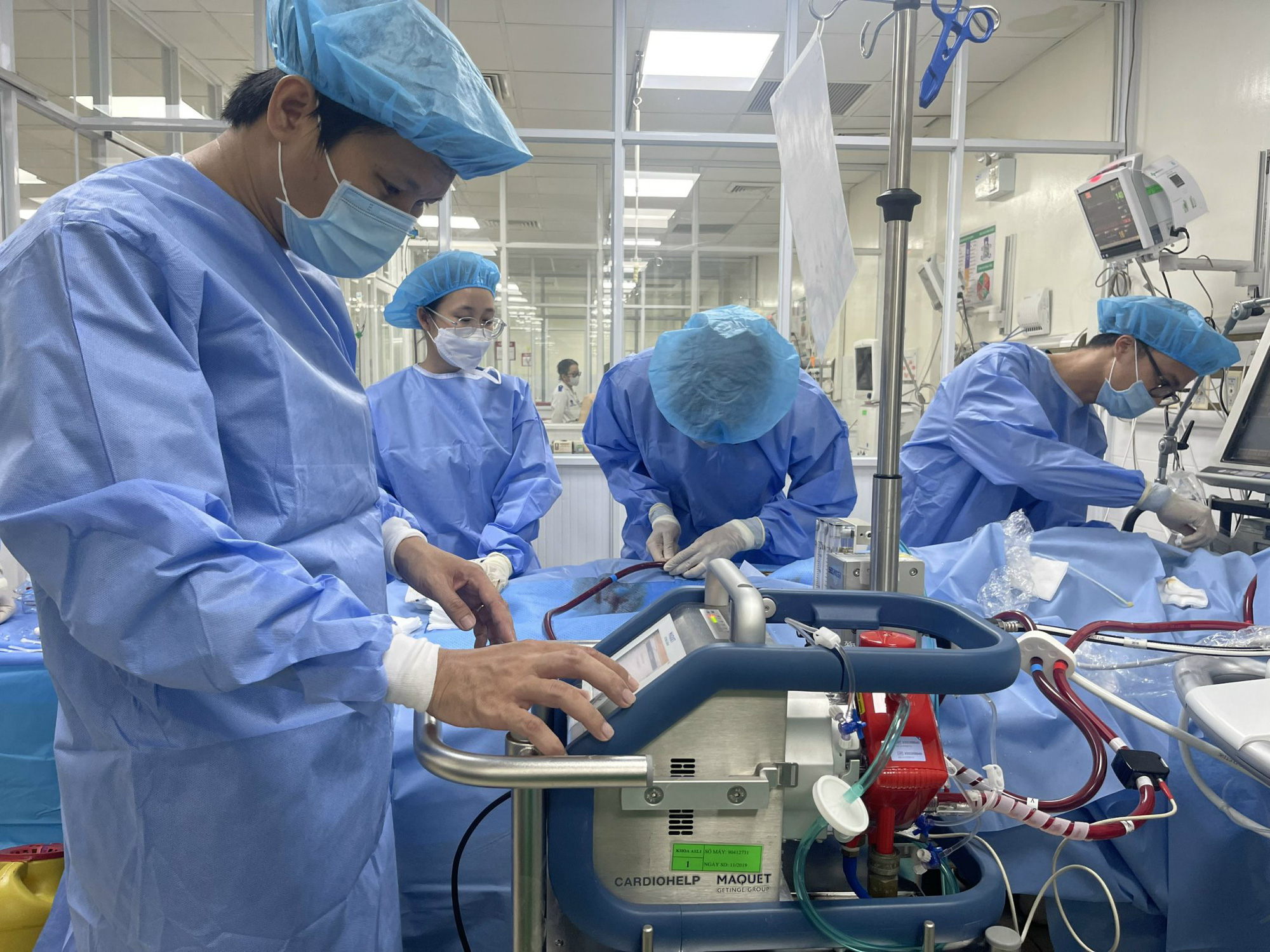 Cứu nữ bệnh nhân nguy kịch sau phẫu thuật nâng ngực- Ảnh 1. Các bác sĩ Bệnh viện Quân y 175 thực hiện báo động đỏ liên viện cứu bệnh nhân nguy kịch sau phẫu thuật nâng ngực - Ảnh: CHÍNH TRẦN