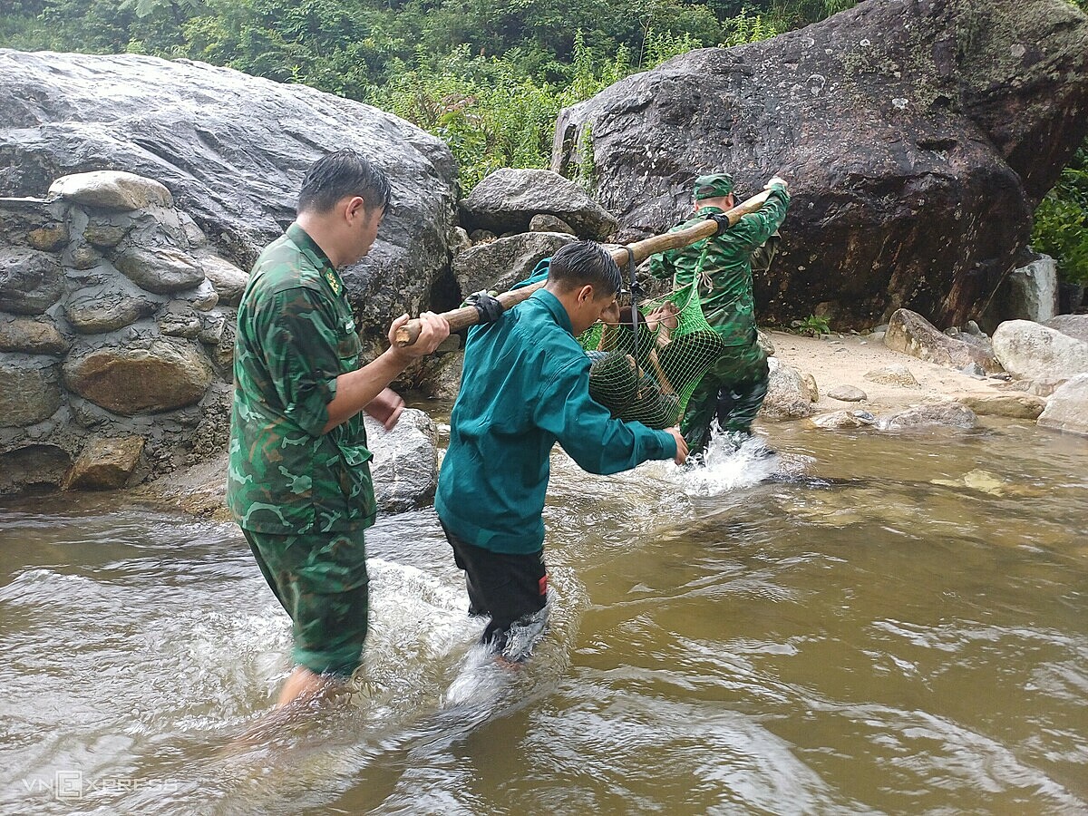 Bộ đội khiêng người dân bị thương về bản. Ảnh: Đồn biên phòng Dào San.