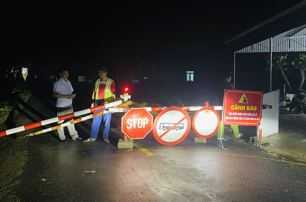 Lực lượng chức năng lập barie cấm đường, tối 18/7. Ảnh: Hùng Lê