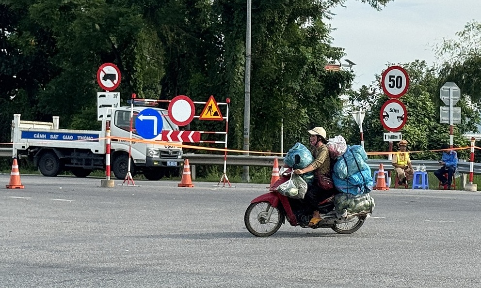 Cảnh sát lập chốt ở cầu Trà Khúc 2 để ngăn phương tiện đi vào. Ảnh: Phạm Linh