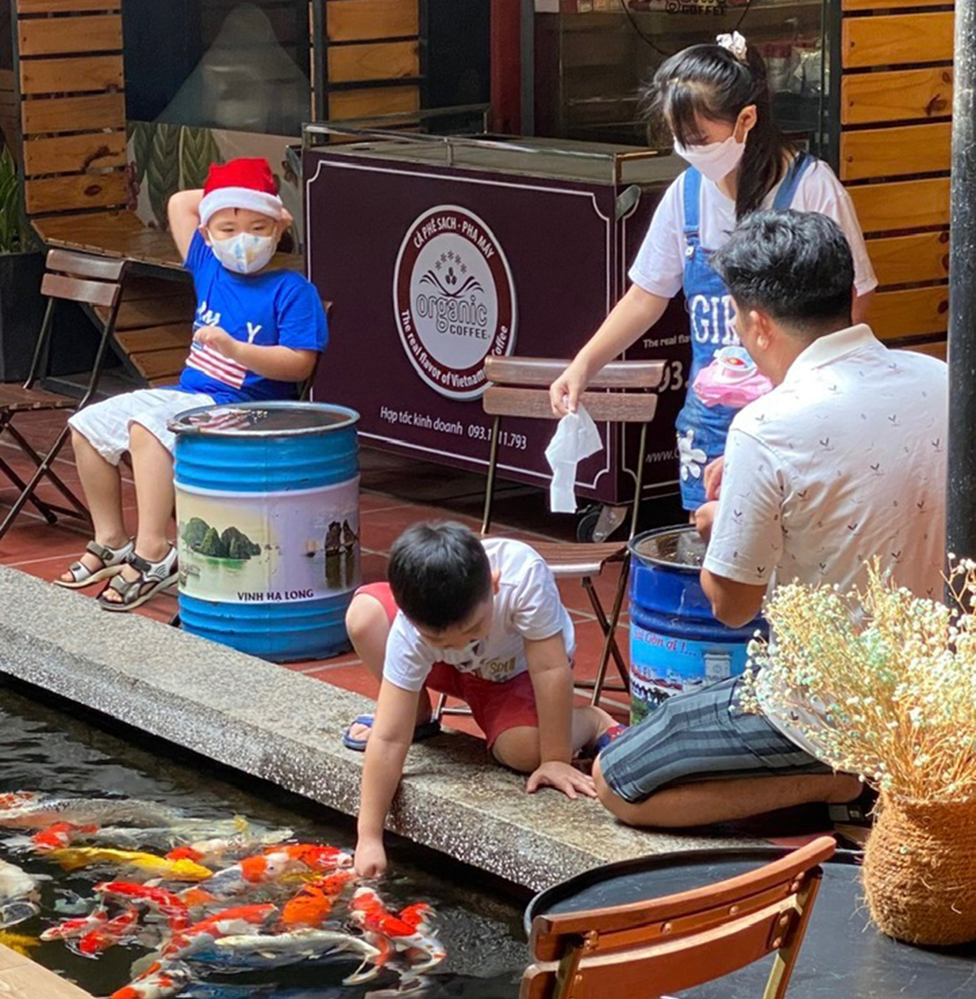 Những lúng túng lần đầu làm cha- Ảnh 1. Cha con cùng nhau vui chơi dịp hè - Ảnh: TỰ TRUNG