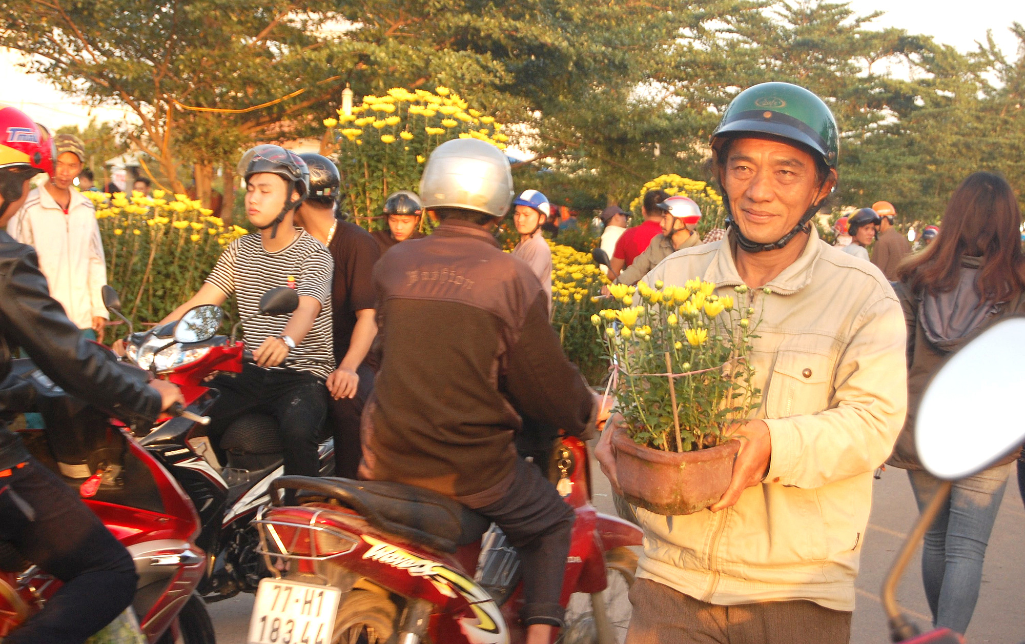 Ba đi mua hoa chưng trước sân nhà ngoại - Ảnh: TRÚC NGUYỄN Ba đi mua hoa chưng trước sân nhà ngoại - Ảnh: TRÚC NGUYỄN