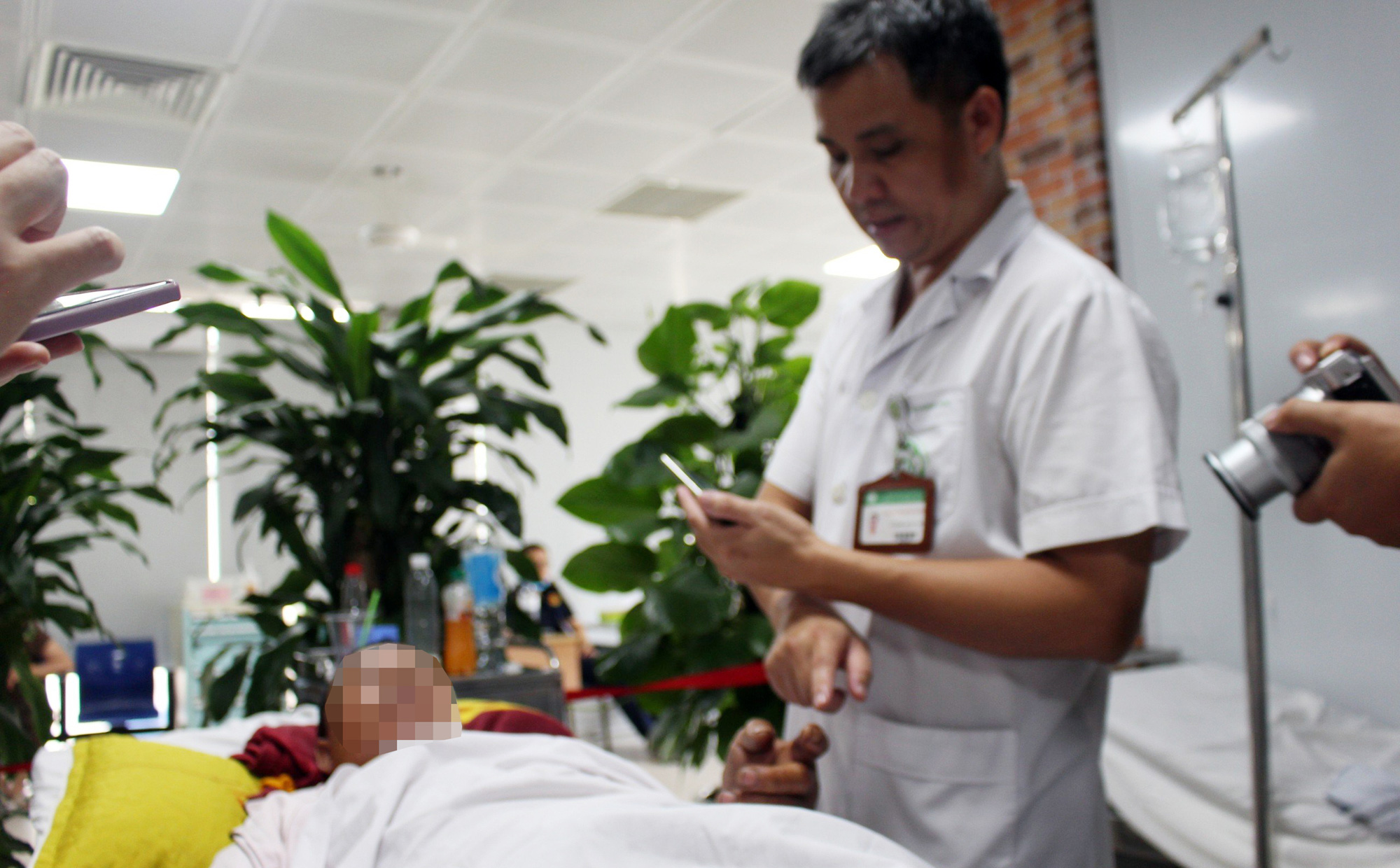 Bệnh nhân ngộ độc hóa chất điều trị tại Trung tâm chống độc Bệnh viện Bạch Mai - Ảnh: D.LIỄU Phát sợ khi hóa chất độc hại dễ mua, dễ bán- Ảnh 1.