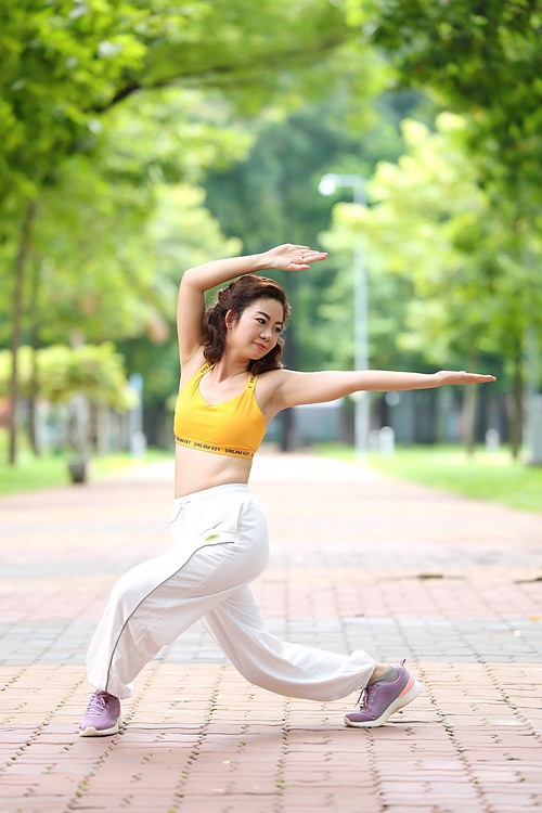 Chị Nguyệt tập khí công. Ảnh: