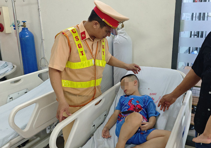 Cảnh sát giao thông sơ cứu, đưa cháu bé bị co giật tới bệnh viện- Ảnh 1. Cháu bé được đưa đi cấp cứu sau khi bị co giật trên đường cao tốc - Ảnh: Công an cung cấp