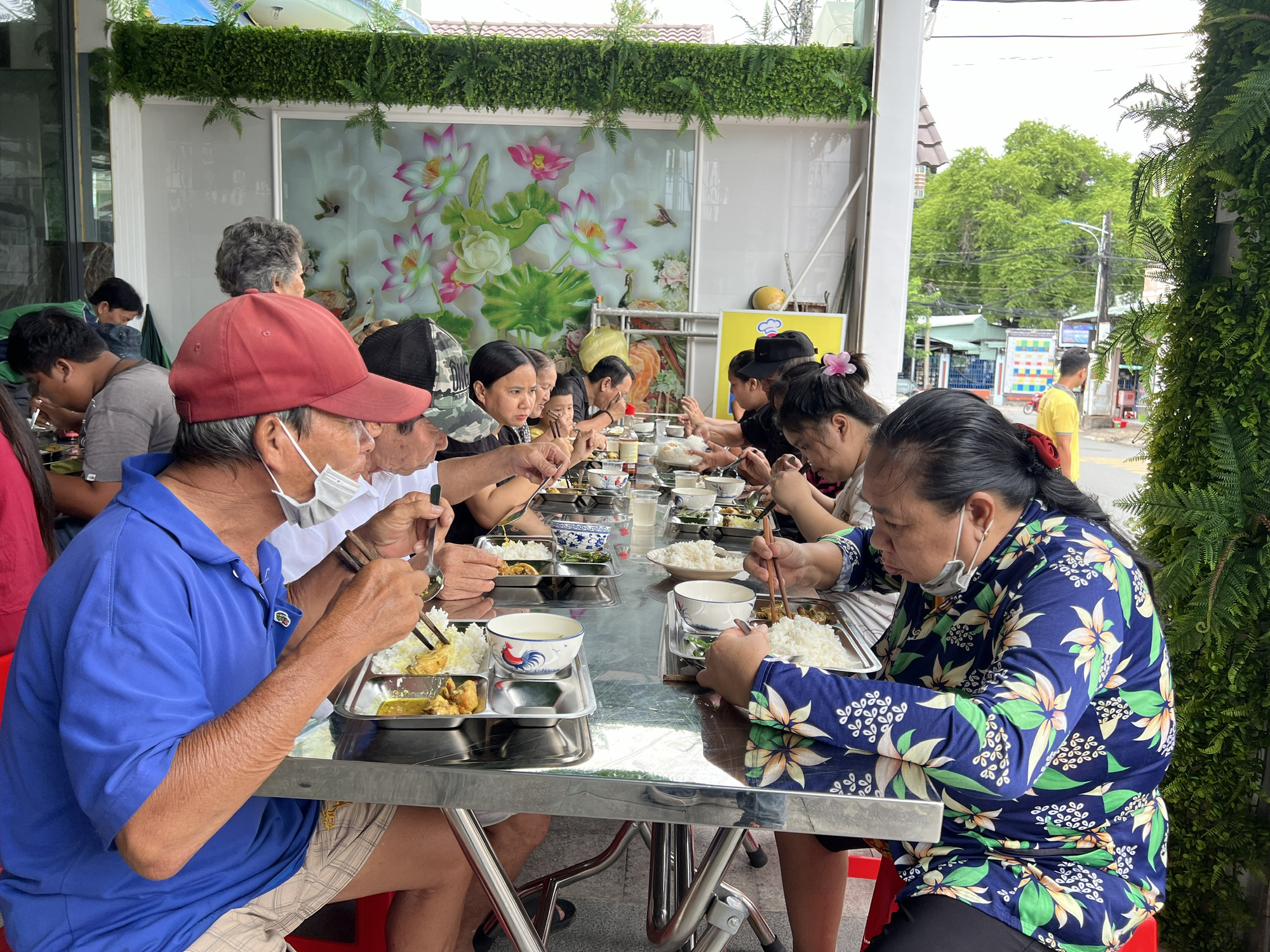 Bếp cơm nghĩa tình phục vụ tận bàn, đổi món mỗi ngày- Ảnh 5. Một bữa ăn đông khách của Bếp cơm nghĩa tình