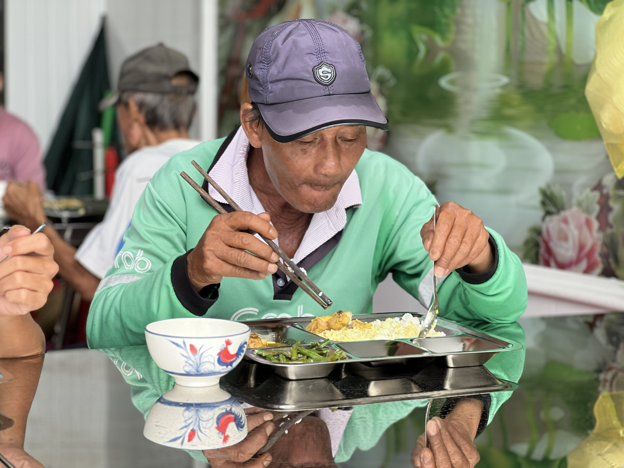 Ông Xuyên (chạy xe ôm) thường tới đây ăn trưa, ông khen cơm nấu ngon. Ông Xuyên (chạy xe ôm) thường tới đây ăn trưa, ông khen cơm nấu ngon
