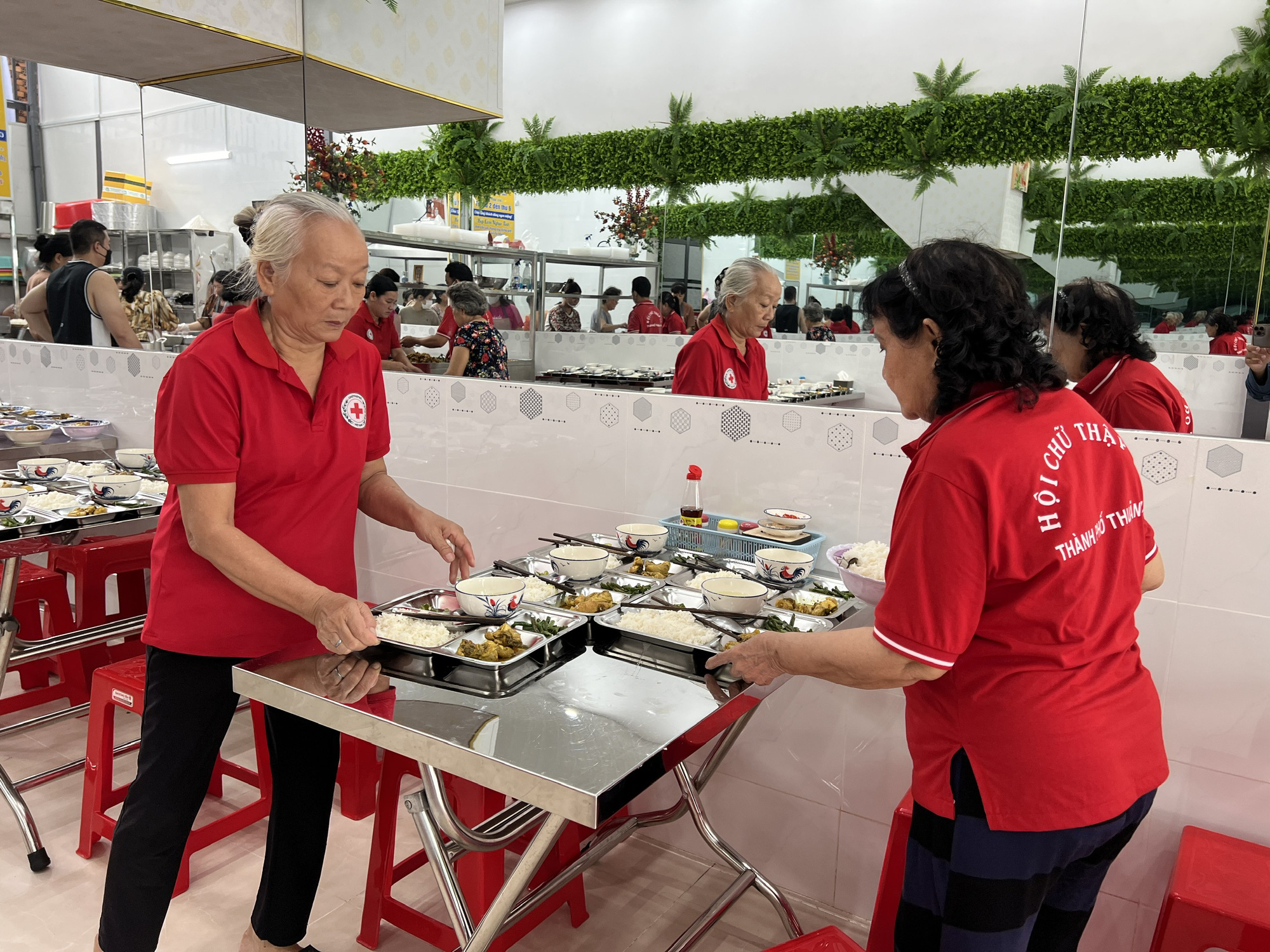 Bếp cơm nghĩa tình phục vụ tận bàn, đổi món mỗi ngày- Ảnh 4. Thành viên Hội chữ thập đỏ cũng tới hỗ trợ Bếp cơm nghĩa tình