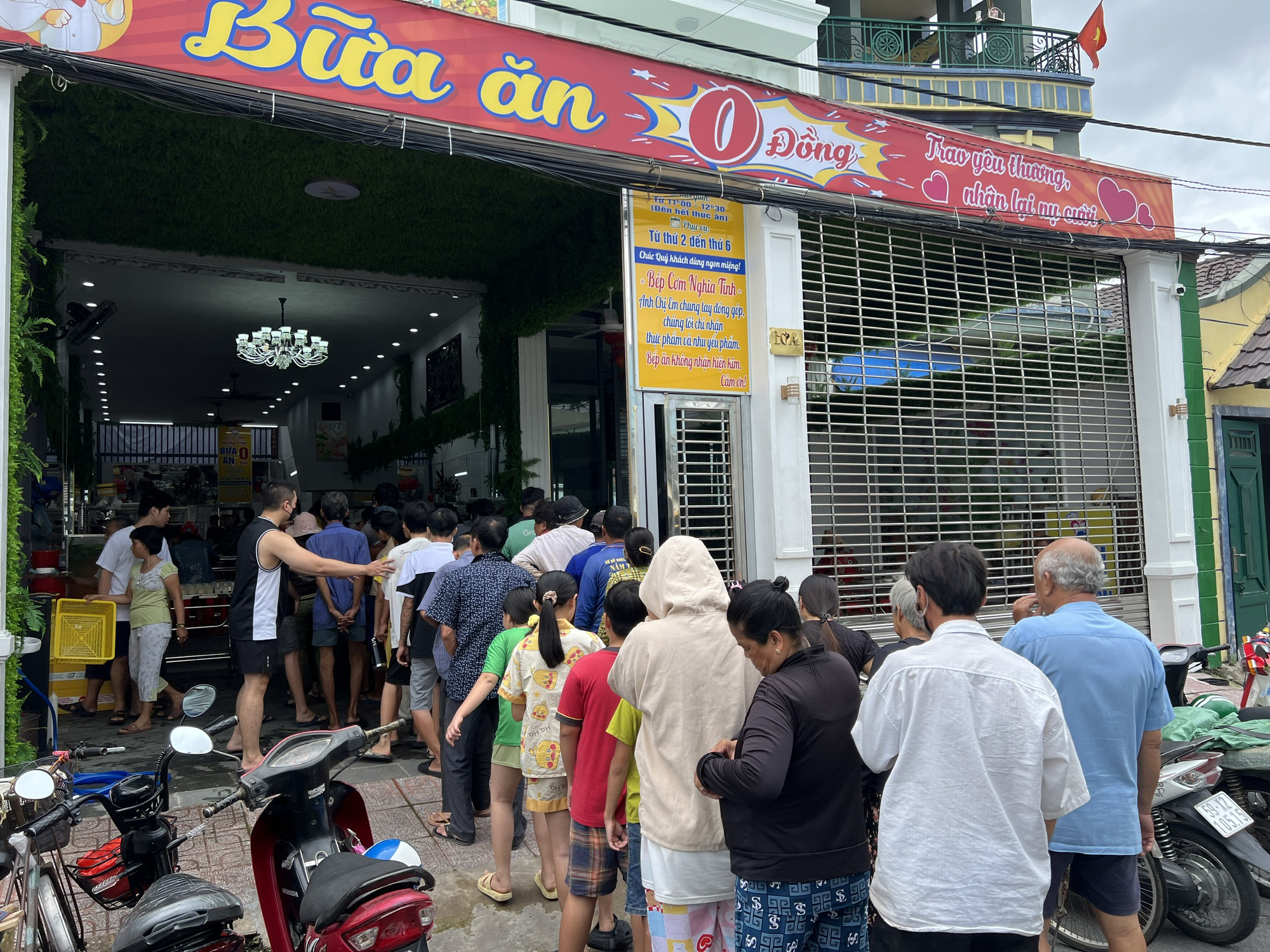 Bếp cơm nghĩa tình phục vụ tận bàn, đổi món mỗi ngày- Ảnh 6. Mỗi trua từ thứ hai tới thứ sáu trong tuần, Bếp cơm nghĩa tình phục vụ hàng trăm suất ăn